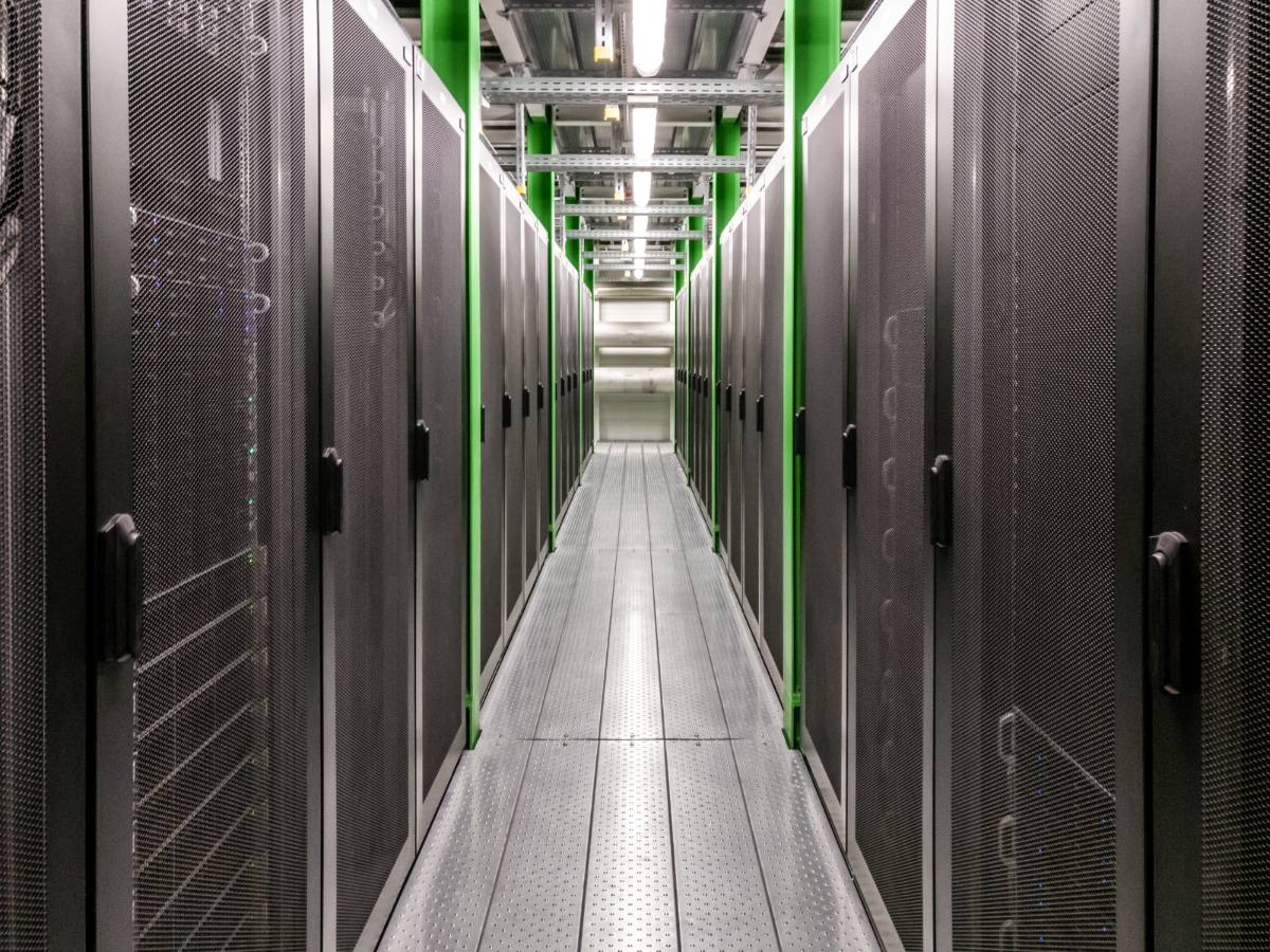 Auditoría de infraestructura y red: sala de servidores de un centro de datos